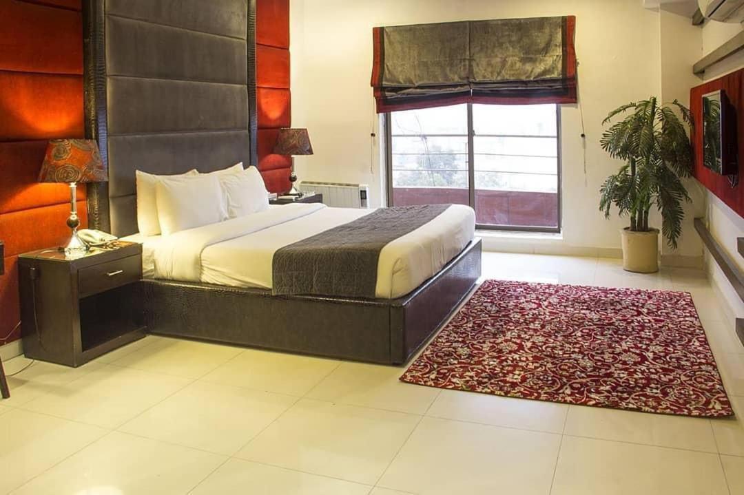 Maisonette Hotel & Apartments Лахор Экстерьер фото